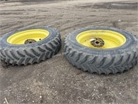 Set of duals from John Deere 4850 tractor with hub
