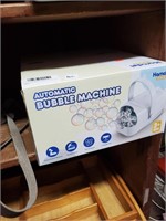 Automatic bubble machine