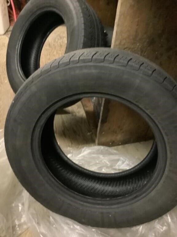 2 Pirelli tires p-225/60 R16