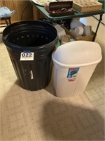 Garbage can and kitchen
Trashcan