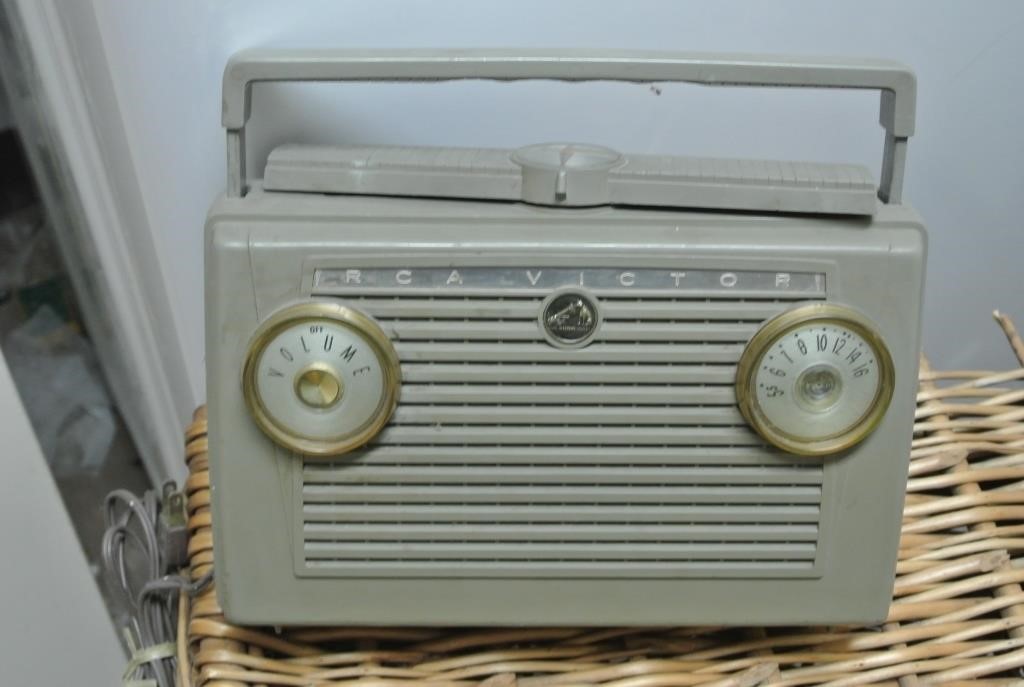 Antique GE Radio