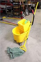 Rubbermaid Wavebreak Mop Bucket & Mop