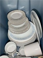 BLUE TOTE CONTAINING VARIOUS PLATES AND SAUCERS, V