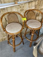 PAIR OF WOODEN BAR STOOLS 31 IN SEAT HEIGHT