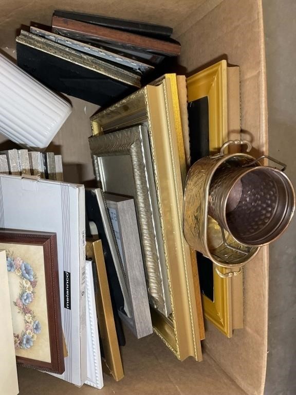 GROUP OF ASSORTED SIZE PICTURE FRAMES