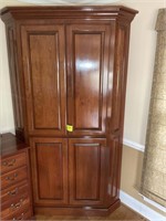 LARGE WOODEN CORNER CABINET WITH DRAWERS, NO CONTE