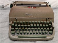 Remi Quiet-Riter Type Writer by Remington Rand