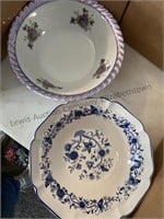 An assortment of different size bowls