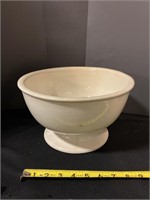 Pottery bowl with crack in base