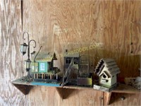 lot of outside bird houses and decor