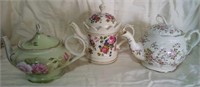 D - LOT OF COLLECTIBLE TEAPOTS (G42)