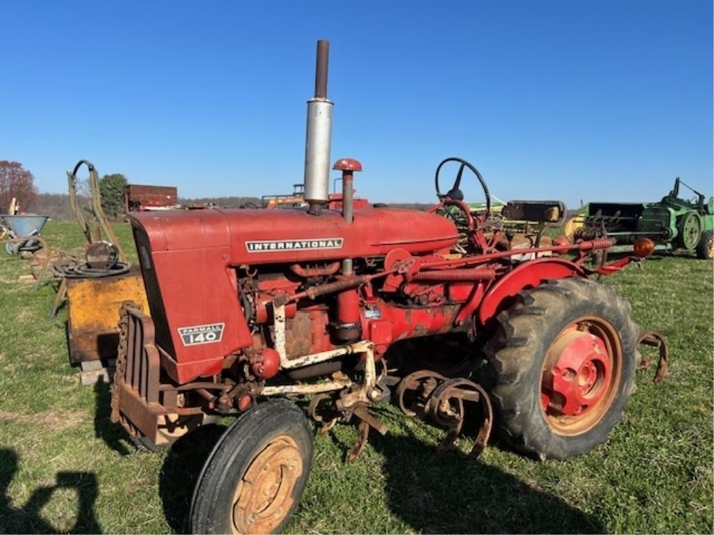 1040 FARMALL INTERNATIONAL W/CULTIVATOR