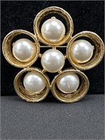 Brooch. Goldtone with faux pearl