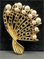 Goldtone brooch with faux pearls