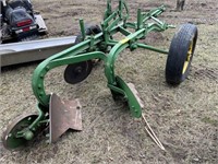 John Deere 2-bottom pull-type plow