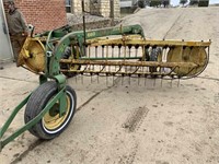 JD 660 5-bar hay rake with dolly wheel