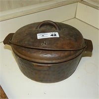 Unmarked Hammered Cast Iron #8 Dutch Oven