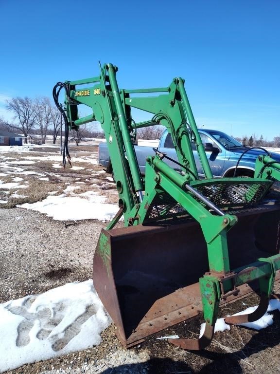 John Deere 840 Loader