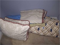 BEDDING AND PILLOWS LOT