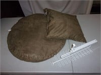 2 Evandale Microsoft Pillows & Tie/Belt Rack