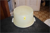 Tupperware cake holder