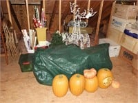 Décor lot: Faux Christmas tree, (4) Pumpkins,