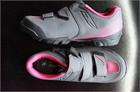 Shimano Women's Sz 5.5 Cycling Shoes Black/Magenta