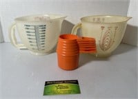 Tupperware measuring cups