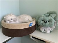 PAIR OF PLUSH CATS & SMALL PET BED