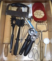 Kitchen Drawer lot: Pampered Chef Crinkle Cutter+