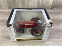 IH Farmall 350 NF, Highly Detailed, 1/16, SpecCast