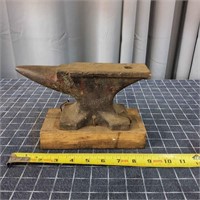 D3 Small vintage Anvil 9 Inch long