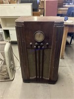 Vintage radio w/ tubes
