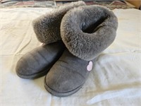 Uggs Australia gray size 9