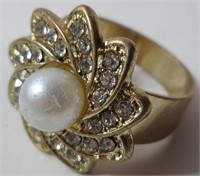 Flower Ring w/ Pearl