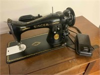 Vintage Singer sewing machine in cabinet, elec, w/