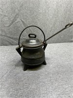 Cast-iron smudge fire starting pot