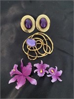 2 Pair of earings & 2 Broaches