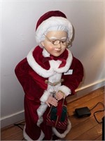 MRS CLAUSE MOVABLE FIGURE