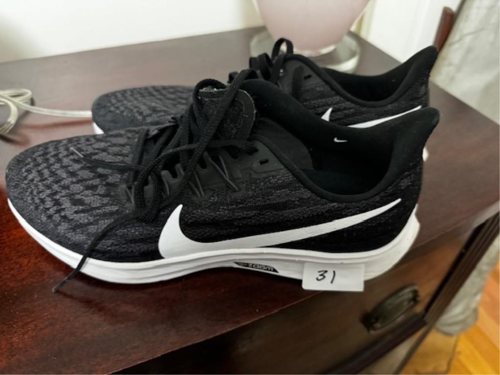 BRAND NEW NIKE SNEAKERS SIZE M10
