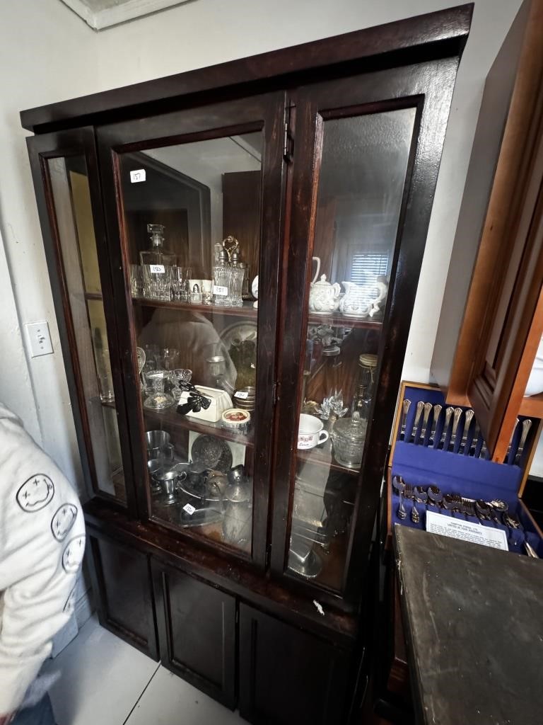 VERY NICE CHINA CABINET