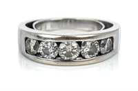 10K WHITE GOLD FIVE STONE DIAMOND BAND RING, 6.3g