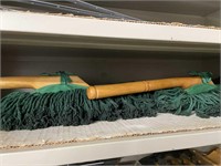 DUSTING BRUSHES WITH WOOD HANDLES