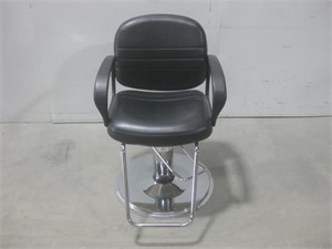 24"x 18"x 35" Adjustable Salon Chair