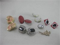 Vtg Fashion Earrings Pictured