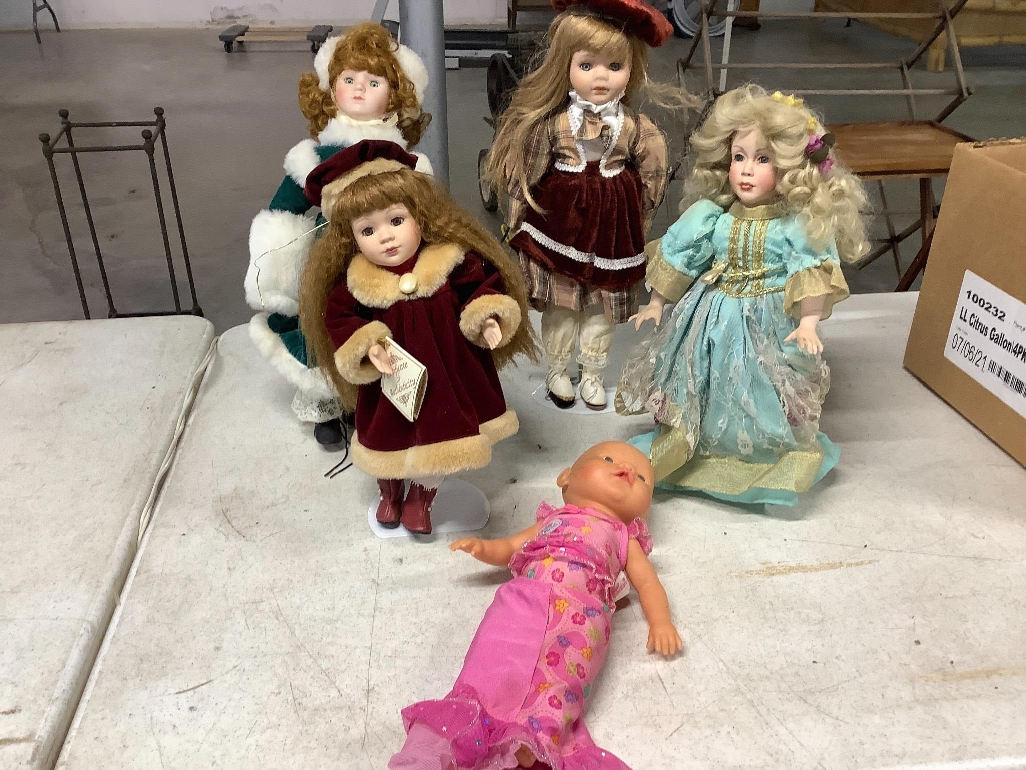 Lot dolls