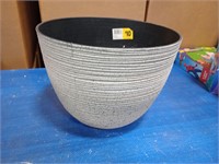 12-in plastic planter White ribbed