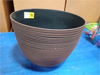 12-in plastic planter Brown ribbed