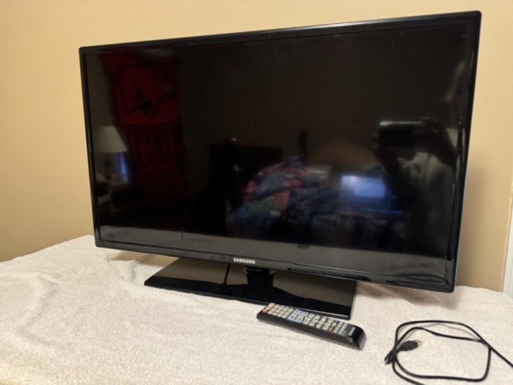 Samsung 32in TV with Remote