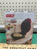 Dash mini waffle maker, new in box, heart